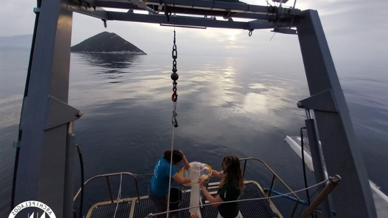 两名学生在希腊探索海洋