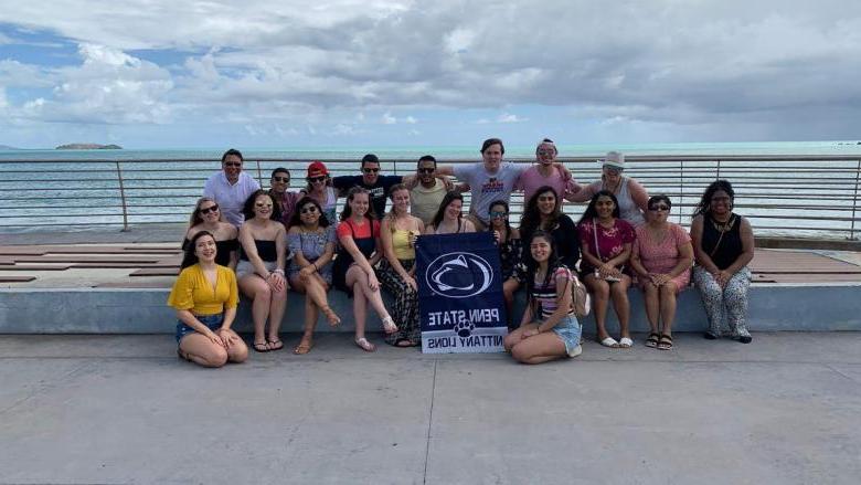一群学生和教师在波多黎各的海洋前